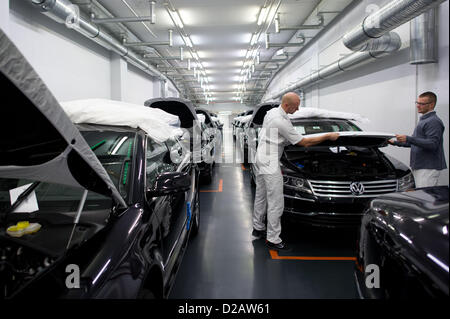 Employés de constructeur automobile Volkswagen (VW) wrap VW Phaetons en sacs de sécurité pour le transport à l'usine VW à Dresde, Allemagne, 16 janvier 2013. Photo : Arno Burgi Banque D'Images