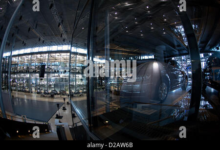 Phaetons de constructeur automobile Volkswagen (VW) vous attendent dans une collection de près de 40 m de haut de la tour de verre transparent à l'usine VW à Dresde, Allemagne, 16 janvier 2013. Photo : Arno Burgi Banque D'Images