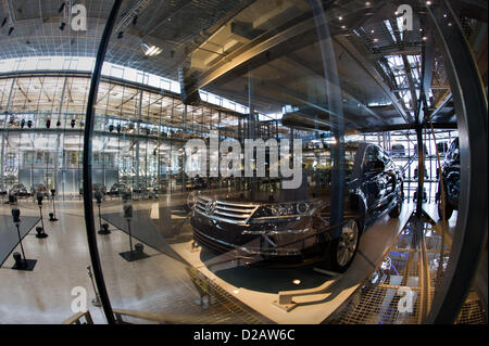 Phaetons de constructeur automobile Volkswagen (VW) vous attendent dans une collection de près de 40 m de haut de la tour de verre transparent à l'usine VW à Dresde, Allemagne, 16 janvier 2013. Photo : Arno Burgi Banque D'Images