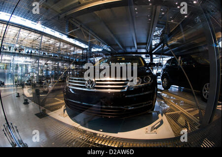 Phaetons de constructeur automobile Volkswagen (VW) vous attendent dans une collection de près de 40 m de haut de la tour de verre transparent à l'usine VW à Dresde, Allemagne, 16 janvier 2013. Photo : Arno Burgi Banque D'Images