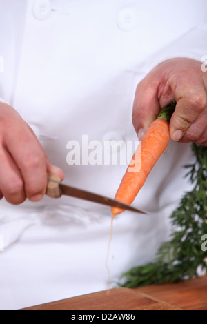 Chef preparing carotte Banque D'Images