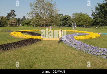 Fleurs disposées en forme des anneaux olympiques à l'extérieur de l'Orangerie Restaurant, le Royal Botanic Gardens, Kew, Surrey, UK. Banque D'Images
