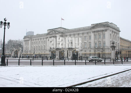 Le palais de Buckingham DANS LA NEIGE NEIGE GÉNÉRAL VUES AUTOUR DE LONDRES LONDON ENGLAND UK 18 Janvier 2013 Banque D'Images