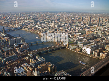 La vue depuis le tesson, y compris la Cathédrale St Paul, Southwark Bridge et Blackfriars Bridge, Londres, Angleterre, Grande-Bretagne Banque D'Images