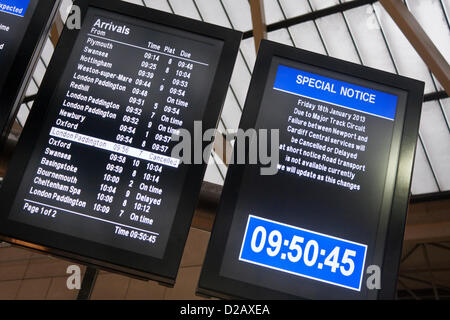 18 janvier 2013. Reading, Berkshire, Royaume-Uni. Tableaux électroniques à la gare centrale de la ville de conseiller les passagers des retards et annulations de services. Un avis informe d'une importante défaillance du circuit de voie au Pays de Galles. © Danny Callcut Banque D'Images