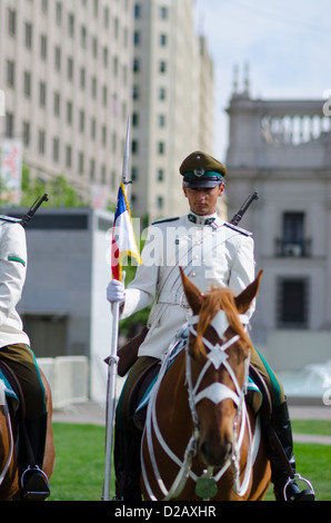 Chili Agent de police (carabiniers) en face de la Moneda, Santiago de Chile, Chili Banque D'Images