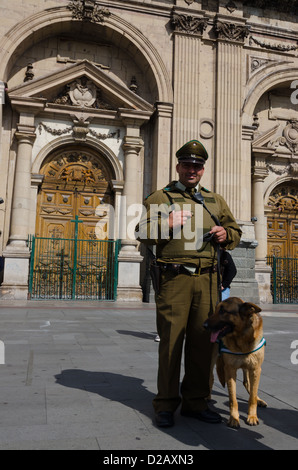 Agent de police sur la Plaza de Armas disposés à se faire photographier, Santiago de Chile, Chili Banque D'Images