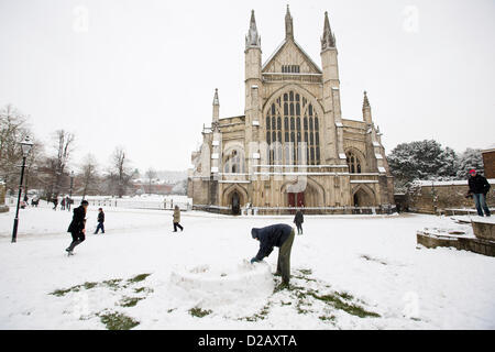 Artiste et professeur de natation James Mulhall, 40, construit son premier igloo en face de la cathédrale de Winchester. WINCHESTER, Royaume-Uni, 18 janvier 2013. Banque D'Images