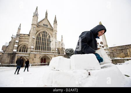 Artiste et professeur de natation James Mulhall, 40, construit son premier igloo en face de la cathédrale de Winchester. WINCHESTER, Royaume-Uni, 18 janvier 2013. Banque D'Images