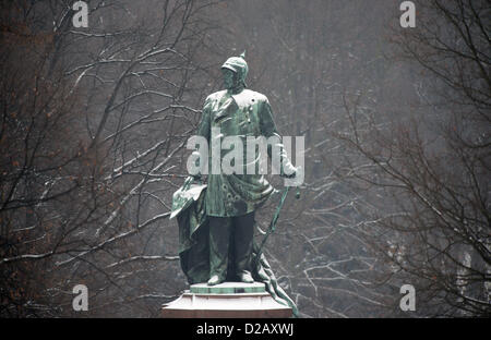 Le monument au premier chancelier allemand Otto von Bismarck est recouverte de neige à Berlin, Allemagne, le 14 janvier 2013. Inauguré en 1901, le Mémorial National de Bismarck avait son emplacement d'origine à l'ancienne place du Palais Royal à Berlin, knwon de nos jours comme la Platz der Republik '', et a été déplacé en 1938 à son emplacement actuel à la "Großen Stern'. grande étoile). Photo : Soeren Stache Banque D'Images