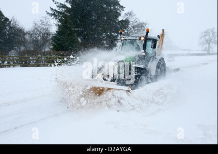 Llandegley, Powys, Wales, UK. 18 janvier 2013. Un chasse-neige efface la route A44. L'ensemble du pays de Galles a été durement touchée par les tempêtes de neige et de neige presque continue. Chasse-neige/grincer des camions ont eu à travailler sur un 24 heures pour maintenir les grandes routes. Très peu d'automobilistes osé rendre les routes trafic pratiquement gratuitement. Crédit photo : Graham M. Lawrence/Alamy Live News. Banque D'Images
