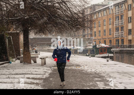 Londres, Royaume-Uni. 18 janvier 2013. Jogger brave les températures de gel le long de Regent's Canal, dans le centre de Londres, que la neige tombe sur le sud-est Banque D'Images