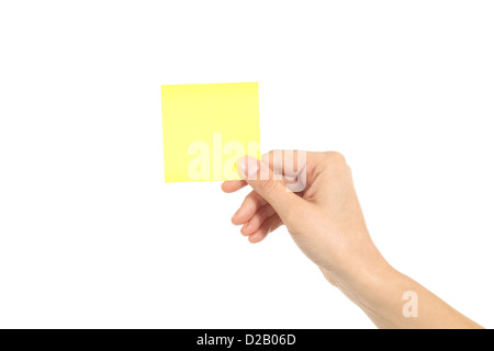 Femme main tenant un papier jaune sur fond blanc fond isolé Banque D'Images