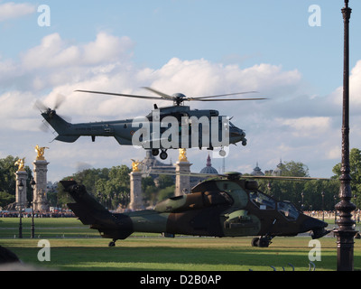 Les hélicoptères Tigre & EC 725 Caracal ont été exposés lors d’un défilé militaire sur les champs-Élysées à Paris. Ces hélicoptères avancés, utilisés par les forces militaires pour le transport, la reconnaissance et le combat, sont des éléments clés de la guerre moderne, mettant en valeur à la fois la mobilité et la puissance de feu. Banque D'Images