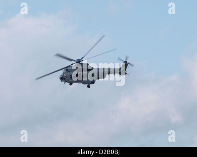 L’hélicoptère EC 725 Caracal, un atout clé dans les opérations militaires, est montré en action lors d’un défilé militaire à Paris. L'hélicoptère est utilisé pour le transport, les rôles de navire de combat et le déploiement de troupes, reflétant les capacités avancées des avions militaires modernes. Banque D'Images