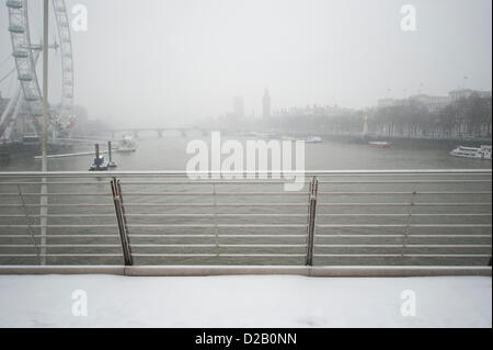 Londres, Royaume-Uni. 18 janvier, 2013. La neige qui tombe dans le centre de Londres, le vendredi matin dans les conditions terne sur la tamise vu de la passerelle du Jubilé. Un avertissement de temps violent d'ambre a été annoncé pour Londres et le sud-est de l'Angleterre. Credit : Malcolm Park/Alamy Live News Banque D'Images