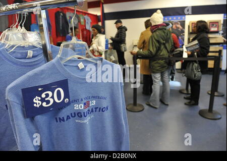 19 janvier 2013 - Washington, DC, États-Unis - Shoppers trier souvenirs inaugural que Washington se prépare pour le 21 janvier 2013, deuxième discours inaugural du Président Barack OBAMA. (Crédit Image : Crédit : Jay Egelsbach/ZUMAPRESS.com/Alamy Live News) Banque D'Images