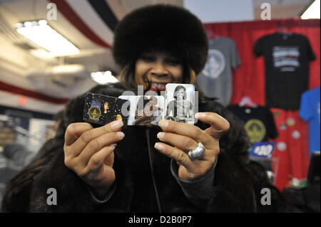 19 janvier 2013 - Washington, DC, États-Unis - Shoppers trier souvenirs inaugural que Washington se prépare pour le 21 janvier 2013, deuxième discours inaugural du Président Barack OBAMA. (Crédit Image : Crédit : Jay Egelsbach/ZUMAPRESS.com/Alamy Live News) Banque D'Images