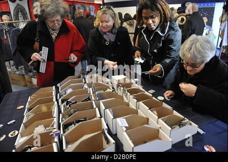 19 janvier 2013 - Washington, DC, États-Unis - Shoppers trier souvenirs inaugural que Washington se prépare pour le 21 janvier 2013, deuxième discours inaugural du Président Barack OBAMA. (Crédit Image : Crédit : Jay Egelsbach/ZUMAPRESS.com/Alamy Live News) Banque D'Images