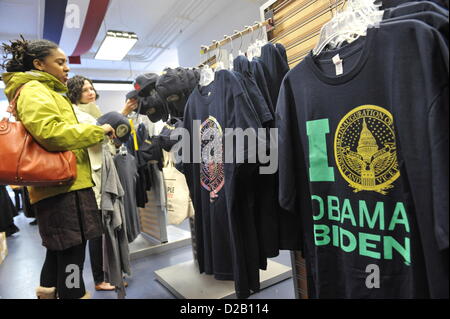 19 janvier 2013 - Washington, DC, États-Unis - Shoppers trier souvenirs inaugural que Washington se prépare pour le 21 janvier 2013, deuxième discours inaugural du Président Barack OBAMA. (Crédit Image : Crédit : Jay Egelsbach/ZUMAPRESS.com/Alamy Live News) Banque D'Images