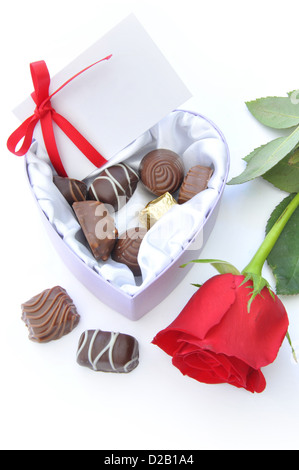 Rose rouge avec boîte de chocolats en forme de coeur Banque D'Images