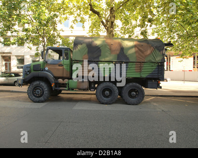 Camion Renault GBC 180 Champs Elysées défilé militaire Banque D'Images