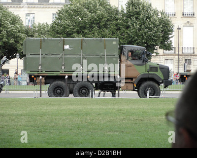 Camion Renault GBC 180 Champs Elysées défilé militaire Banque D'Images