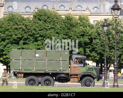 Camion Renault GBC 180 Champs Elysées défilé militaire Banque D'Images