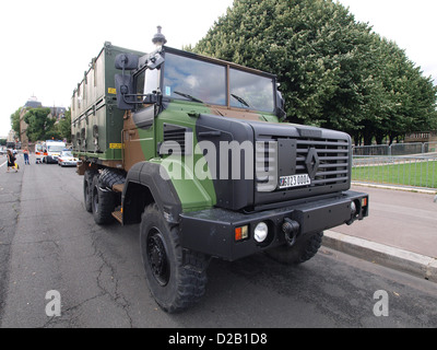 Camion Renault GBC 180 Champs Elysées défilé militaire Banque D'Images