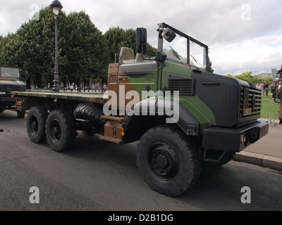 Camion Renault GBC 180 Champs Elysées défilé militaire Banque D'Images