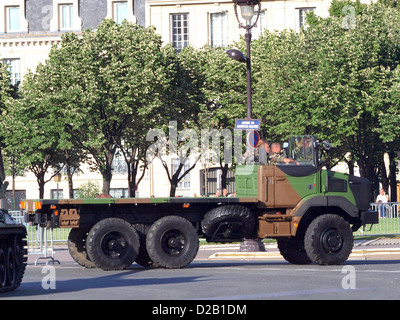 Camion Renault GBC 180 Champs Elysées défilé militaire Banque D'Images