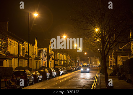 Conduite de voiture sur une rue résidentielle dans la nuit, Penarth, Pays de Galles, Royaume-Uni Banque D'Images