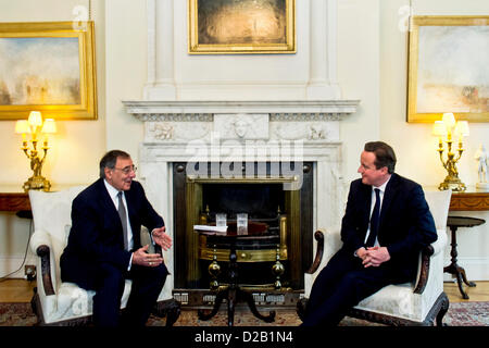 Le secrétaire américain à la Défense Leon Panetta se réunit avec le Premier ministre britannique, David Cameron au 10 Downing Street, le 18 janvier 2013 à Londres, Angleterre, Royaume-Uni. Panetta est sur un voyage en Europe des six jours pour rencontrer les dirigeants et les troupes américaines. Banque D'Images