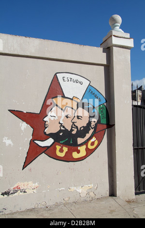 La Havane, Cuba, le logo de l'UJC, l'Union européenne de Jóvenes Comunistas, sur un mur de la maison Banque D'Images