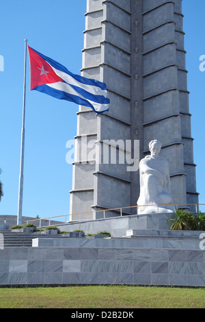 La Havane, Cuba, l'obélisque à la Plaza de la Revolucion, la statue assise en face de Jose Marti Banque D'Images