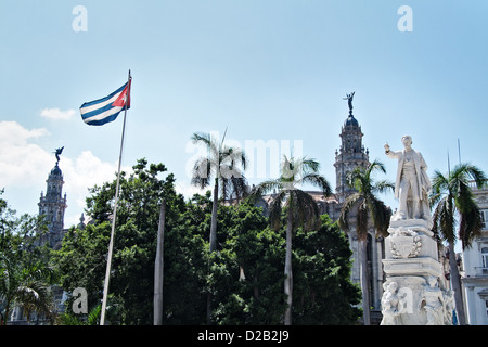 La Havane, Cuba, le monument de José Marti et le drapeau cubain sur le parc central dans la Vieille Havane Banque D'Images