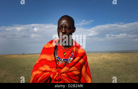 Un jeune guerrier Massaï se trouve dans la réserve de Masai Mara, Kenya, Afrique de l'Est. Banque D'Images