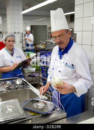 Essen, Allemagne, vérifie la cuisson des aliments dans un Gastronormbehaelter Banque D'Images