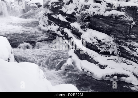 Rapids dans une chute de Hog's Back Falls à Ottawa Canada après une tempête de neige Banque D'Images