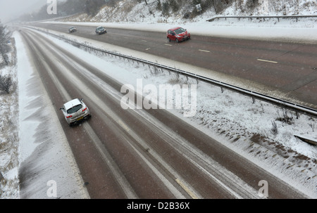 Une voiture se déplace le long d'une autoroute couverte de neige dans le Shropshire, Angleterre Banque D'Images