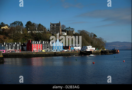 Maisons colorées le long du port de Tobermory, Isle of Mull, Scotland. Banque D'Images