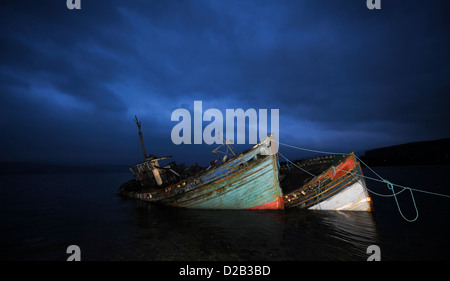 Bateaux de pêche abandonnés photographié au crépuscule, Salen, Ile de Mull, en Ecosse. Banque D'Images