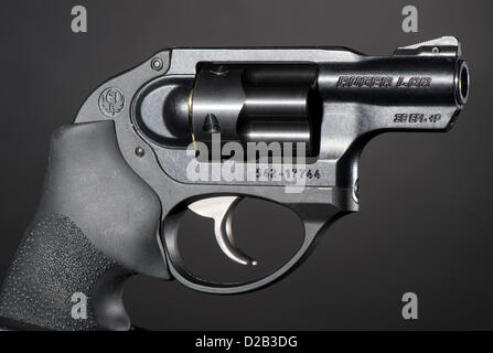 19 janvier 2013 - Roseburg, Oregon, États-Unis - un nouveau revolver Ruger .38 special est affiché de Roseburg. N'est plus aussi populaire que semi-automatique les pistolets, revolvers continuent d'être utilisés comme armes de sauvegarde par l'application de la loi américaine et de protection personnelle. En raison de l'arme à feu le fiabilité et simplicité revolvers sont également populaires comme armes dissimulées. De nombreux magasins d'armes à feu aux États-Unis sont de peu d'armes à feu et munitions. Les acheteurs d'armes à feu ont été des provisions en raison de craintes que les lois sur le contrôle plus strict des armes à feu va bientôt entrer en vigueur. (Crédit Image : © Loznak ZUMAPRESS.com)/Robin Banque D'Images