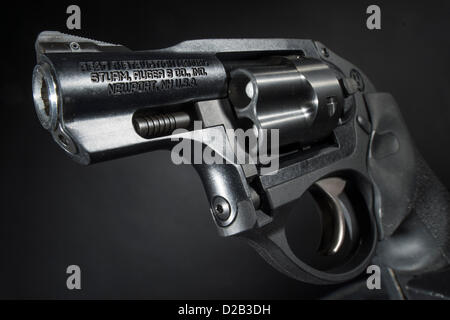 19 janvier 2013 - Roseburg, Oregon, États-Unis - un nouveau revolver Ruger .38 special est affiché de Roseburg. N'est plus aussi populaire que semi-automatique les pistolets, revolvers continuent d'être utilisés comme armes de sauvegarde par l'application de la loi américaine et de protection personnelle. En raison de l'arme à feu le fiabilité et simplicité revolvers sont également populaires comme armes dissimulées. De nombreux magasins d'armes à feu aux États-Unis sont de peu d'armes à feu et munitions. Les acheteurs d'armes à feu ont été des provisions en raison de craintes que les lois sur le contrôle plus strict des armes à feu va bientôt entrer en vigueur. (Crédit Image : © Loznak ZUMAPRESS.com)/Robin Banque D'Images