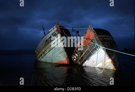 Bateaux de pêche abandonnés photographié au crépuscule, Salen, Ile de Mull, en Ecosse. Banque D'Images