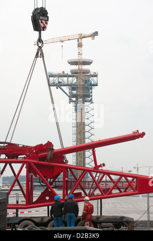 Schönefeld, Allemagne, une grue en face de la nouvelle tour de contrôle à la BBI construction site Banque D'Images