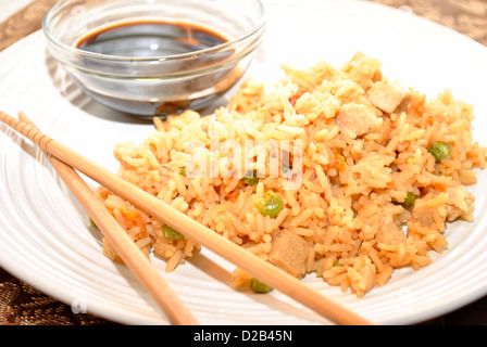 Emporter chinois ; riz frit au poulet avec sauce soja Banque D'Images