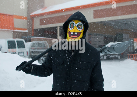 CHICAGO - FEB 2 : Un homme prend une pause de pelleter la neige à la suite d'une tempête d'hiver le 2 février 2011 à Chicago. Banque D'Images