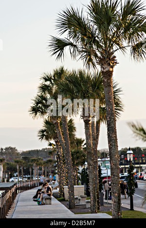 Les gens donnent à Matanzas Bay de la promenade le long de l'Avenida Menendez à Saint Augustine, en Floride. Banque D'Images