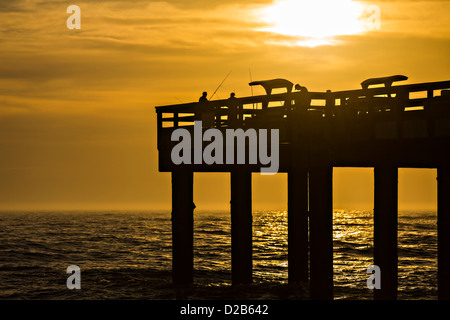 Le lever du soleil sur un quai de pêche sur la plage de St Augustine, en Floride. Banque D'Images